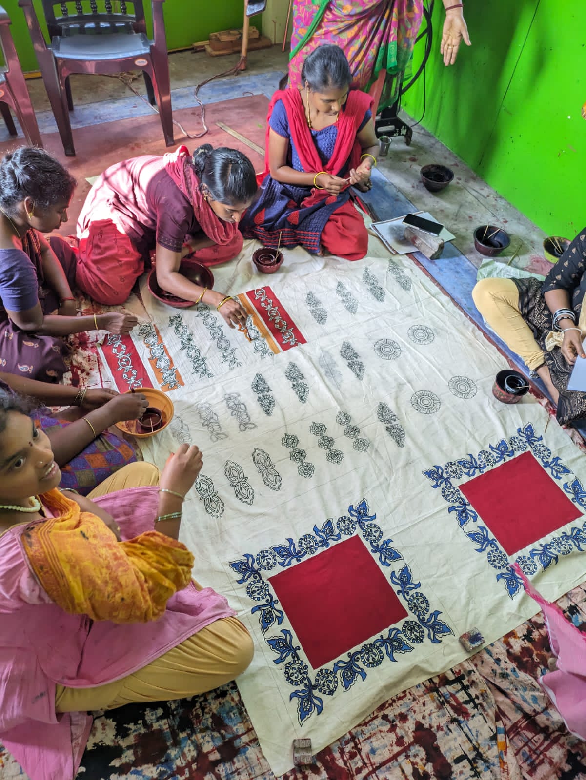 Artisan creating Karuppur Kalamarki art